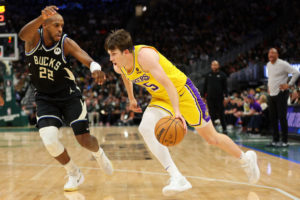 Austin Reaves se hace gigante ante los Bucks