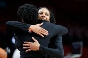 Histórica Lindsey Harding con el galardón a la 'Mejor Entrenadora del Año' en la G League