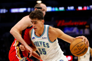 Luka Garza firma un contrato estándar con Minnesota