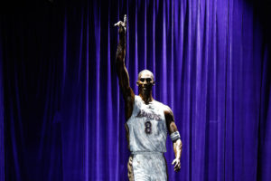 Corrigen las erratas de la estatua de Kobe Bryant