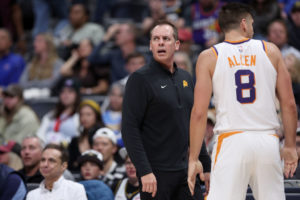 Frank Vogel se plantea cambiar el quinteto de Phoenix para playoffs