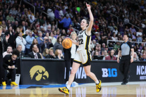 Caitlin Clark anota 41 puntos y consigue el pase a la Final Four