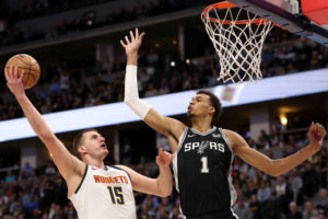 Jokic se impone en un espectacular duelo con Wembanyama