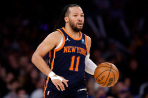 43 puntos de Brunson para agravar la crisis de Milwaukee