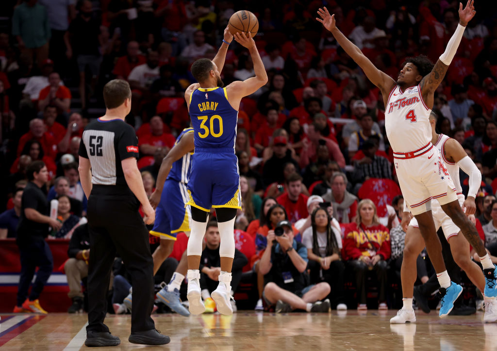 Stephen Curry lanza ante Jalen Green