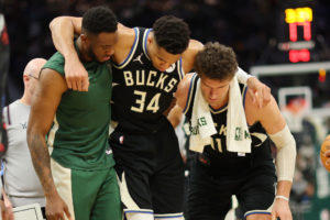Giannis Antetokounmpo cae lesionado y enciende las alarmas en Milwaukee