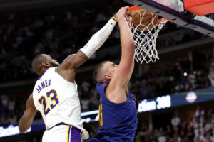 Los campeones marcan territorio ante LeBron James