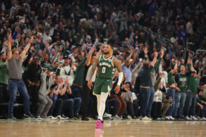 A Lillard le vale con medio partido