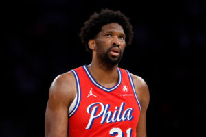 Joel Embiid sufre parálisis de Bell