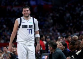 Luka Doncic sonríe en el regreso de Kawhi Leonard