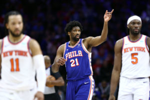 Embiid anota 50 puntos para recortar diferencias