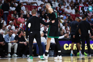 Porzingis deja fríos a los Celtics con su lesión