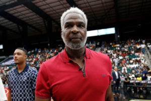 Los Knicks desmienten a Oakley y mantienen su veto