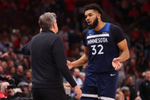 Chris Finch, preocupado por los graves problemas de Towns