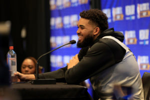 Karl-Anthony Towns gana el premio Kareem Abdul-Jabbar
