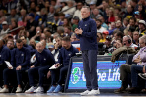 Malone pide a los Nuggets que espabilen