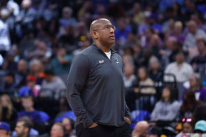 Problemas para Mike Brown en Sacramento