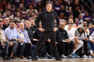 Chris Finch estará en el banquillo ante OKC