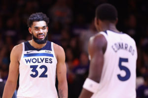 Anthony Edwards sale en defensa de Towns