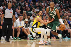 Milwaukee salva a lo grande la primera bola de partido