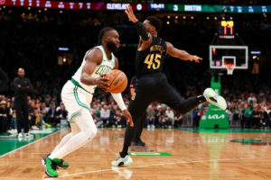 Boston muestra la realidad a Cleveland en el primer asalto