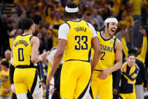 Indiana recorta distancias con un triple imposible de Nembhard