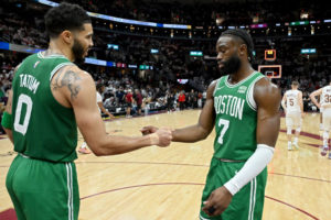 Jaylen Brown recrimina a Grant Williams su dura acción sobre Tatum
