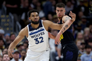 Chris Finch señala la injusticia cometida contra Towns