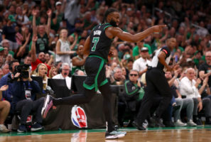 Boston aumenta su ventaja ante Indiana por partida doble