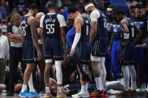 Dereck Lively da el susto a Dallas