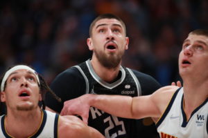 Alex Len regresa a los Kings por un año y 3,3 millones
