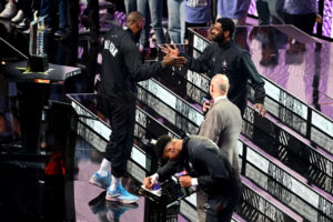 Kyrie Irving contesta los piropos de LeBron James