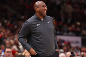 Mike Brown firma una millonaria extensión con los Kings