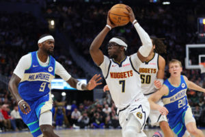 Reggie Jackson se queda en Denver