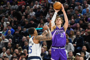 Lauri Markkanen lanza a canasta