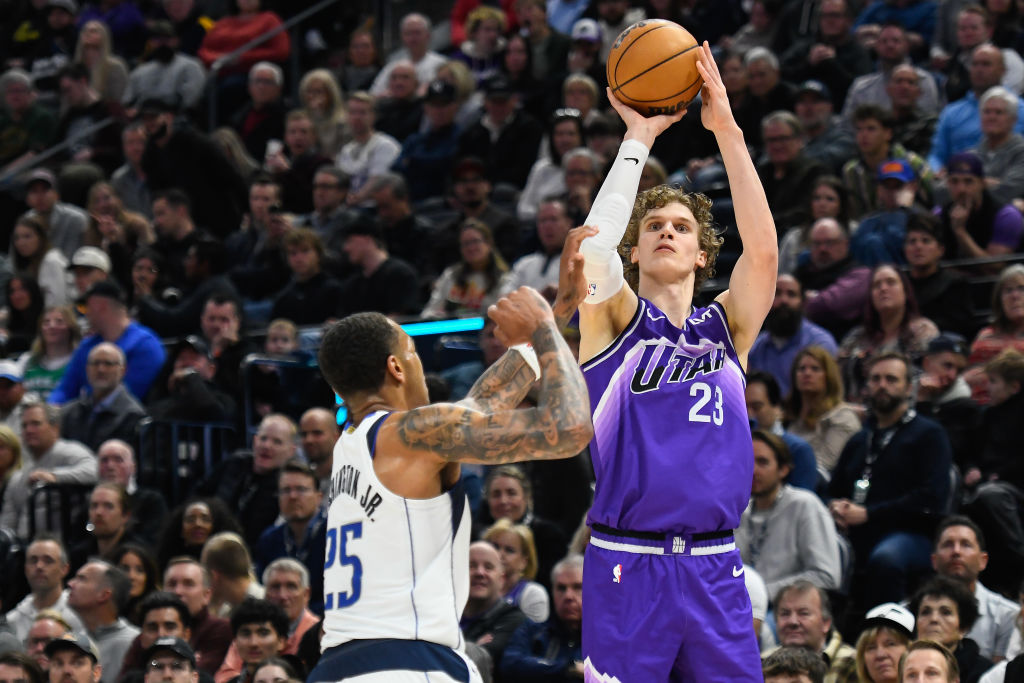 Lauri Markkanen lanza a canasta