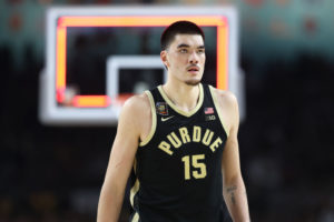 Zach Edey, el gran dominador de la liga universitaria, jugará en los Memphis Grizzlies
