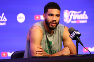 Jayson Tatum reconoce sentir la presión de las Finales