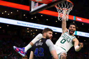 Boston abre las Finales aplastando a Dallas