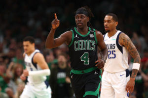 Jrue Holiday guía a los Celtics al 2-0