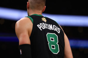 Kristaps Porzingis 'cuestionable' para el tercer partido