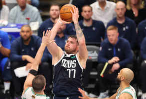 Dallas aplasta a Boston y se agarra al milagro en las Finales