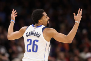 Los Mavericks 'repescan' a Dinwiddie por el mínimo