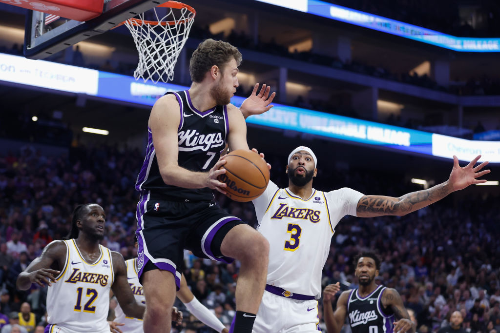 Vezenkov vuelve a Europa tras ser cortado por los Raptors