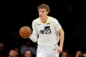 Warriors y Spurs 'se pegan' por Lauri Markkanen