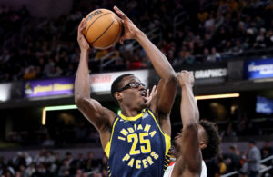 Jalen Smith firma por 3 años y 27 millones con Chicago