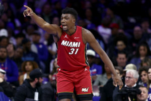 Thomas Bryant volverá a Miami Heat un año más