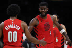 Deandre Ayton mantendrá la titularidad en Portland