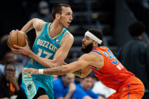 Los Hornets despiden a Pokusevski y Bertans