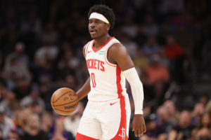 Aaron Holiday continuará en Houston